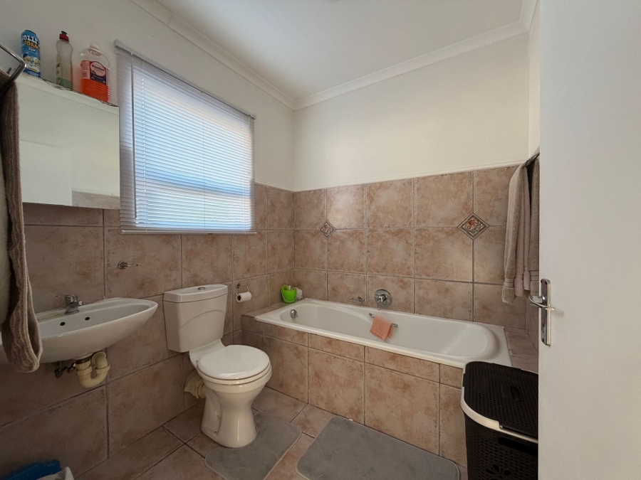 2 Bedroom Property for Sale in Gordons Bay Central Western Cape